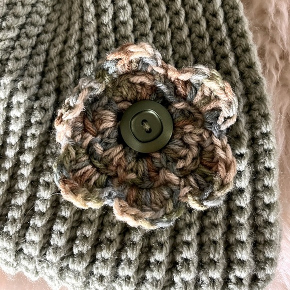 Hand Knit Sage Green w/Flower Wooden Handle Baguette Bag - Picture 4 of 5